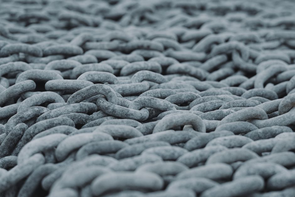 Intertwined steel chain links representing verified .onion links and mirrors