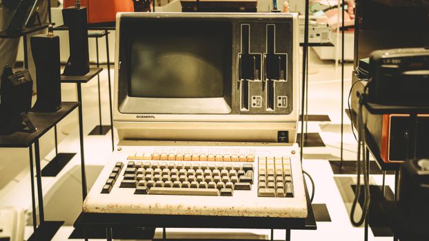 A vintage computer, representing the 1990s origins and history of the dark web