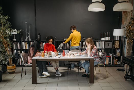 People in discussion, representing dark web forums and online communities